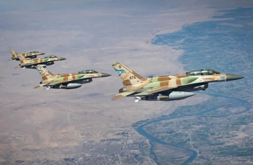 מבנה של מטוסי קרב ישראליים טסים מעל נהר ושטח מדברי