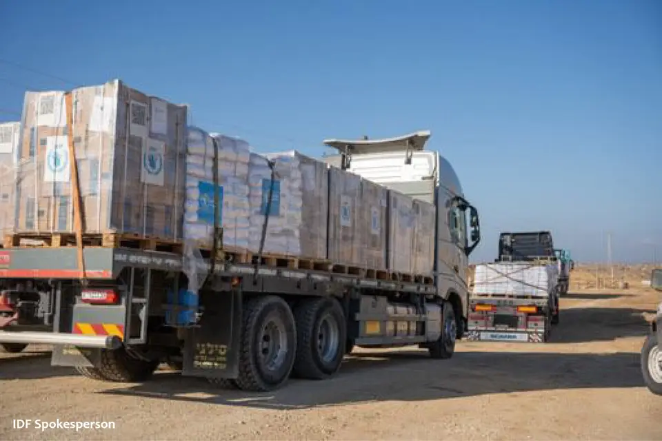 משאיות עמוסות משטחי סיוע הומניטרי בדרך לרצועת עזה