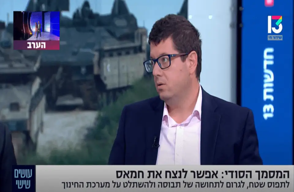 דני אורבך באולפן חדשות 13 עם הכיתוב 'המסמך הסודי: אפשר לנצח את חמאס'