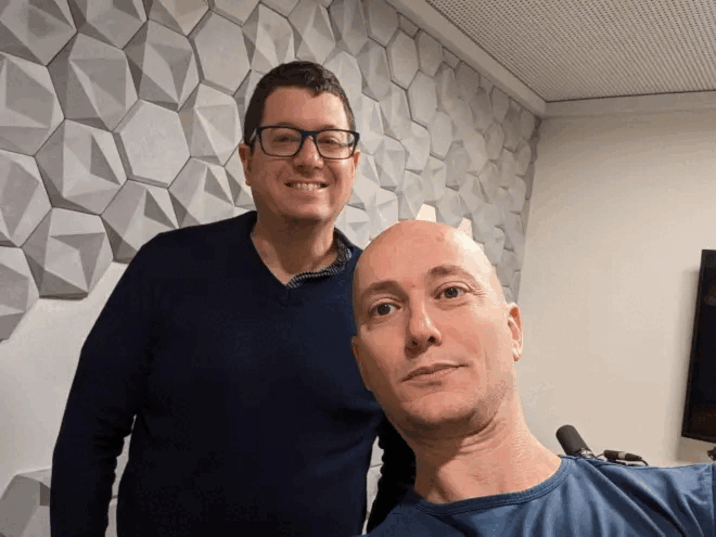 דני אורבך ומנחה גיקונומי מצטלמים יחד באולפן ההקלטות