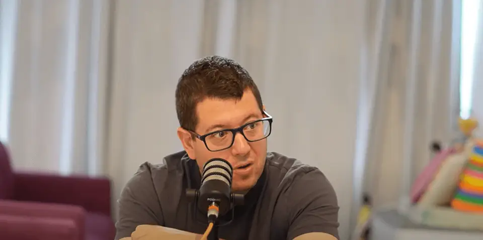 דני אורבך מדבר מול מיקרופון בראיון לפודקאסט 'רוח מערבית'