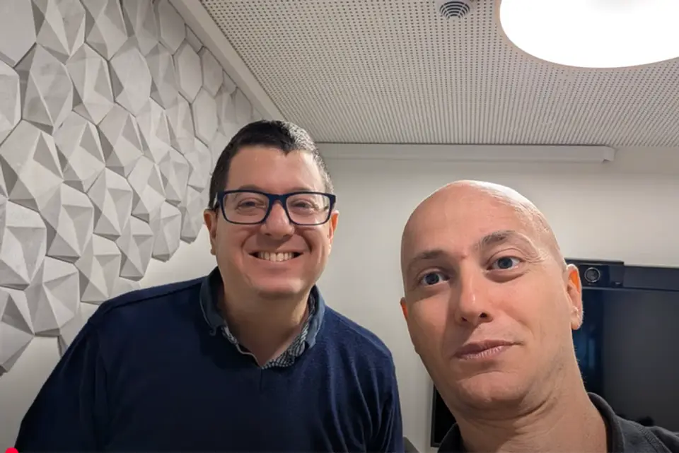 דני אורבך ומנחה הפודקאסט גיקונומי מצטלמים יחד באולפן