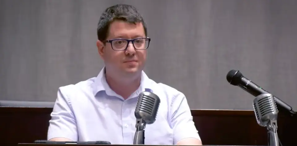 דני אורבך יושב מול מיקרופונים בדיבייט ב'על המקום'